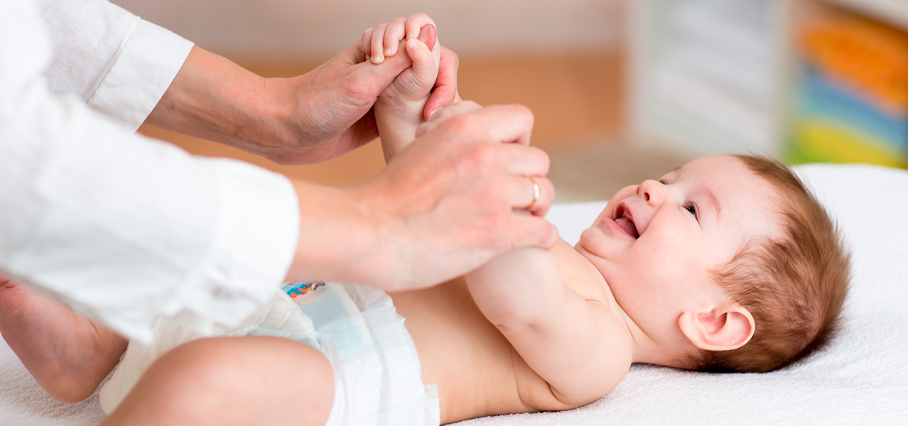 Делай маме массаж ног. Младенец рассматривает руки. Грудничок рассматривает свои руки. Остеопатия младенцев фото упражнения. Груднички на массаже фото профессиональное.