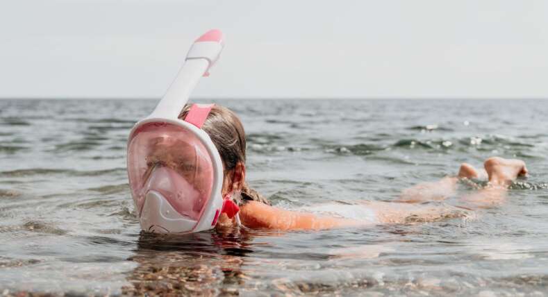 Maschere da snorkeling full face: pochi sanno che nascondono grossi rischi per i bambini