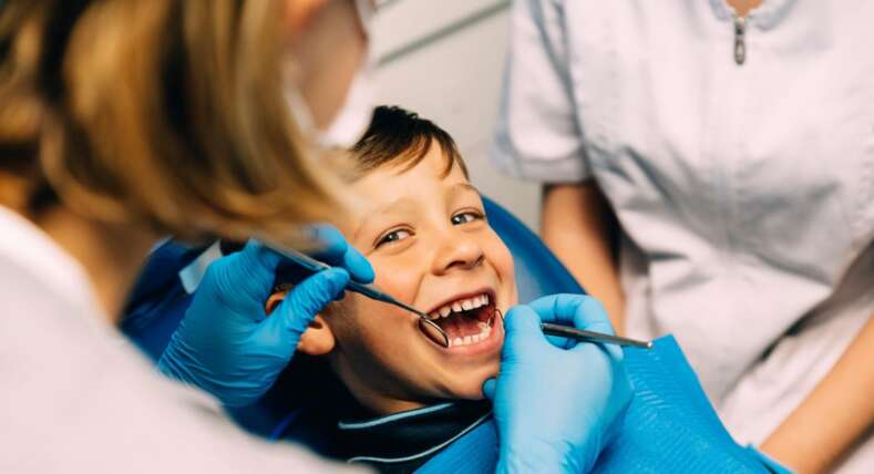 Da 0 a 14 anni: il calendario del sorriso. Quando portare il bambino dal dentista?