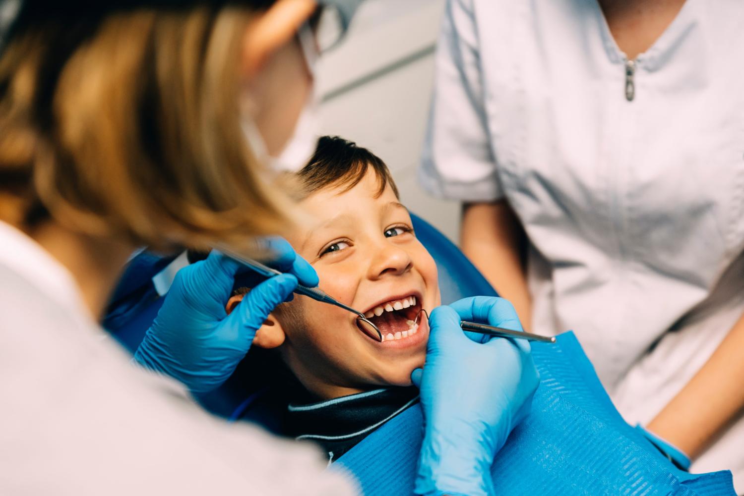 Da 0 a 14 anni: il calendario del sorriso. Quando portare il bambino dal dentista?